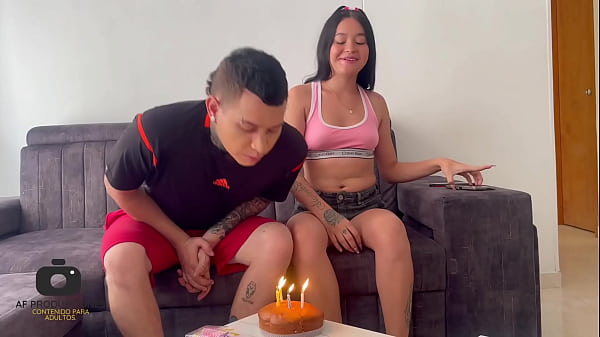 La sucia de mi vecina me sorprende en mi cumpleaños y me deja correrme en su boca como regalo. H.L.