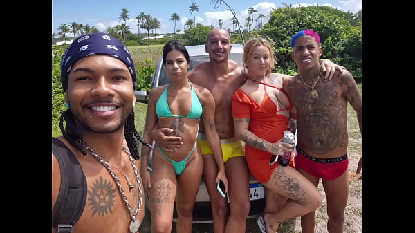 Vazou na net! Veja o que esse grupo de amigos fazem em local público!